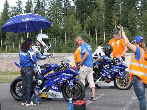 Niki Tuuli ja Vesa Kallio viivalla Motoparkissa.