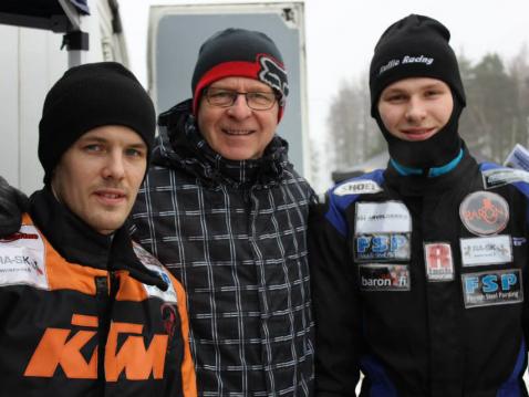 Niki Tuuli on ajanut myös järataa. Kuvassa Mika Kallio, Martti Pesonen ja Niki Tuuli.