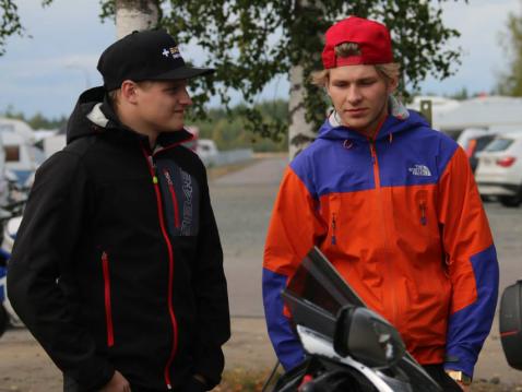 Niklas Ajon kanssa Motoparkissa.