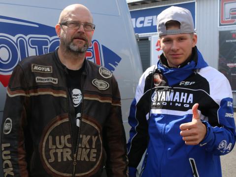 Botniaringillä Niki ja Kai Pasanen, joka on tehnyt pitkän päivätyön kotimaisen ratamoottoripyöräilyn eteen.