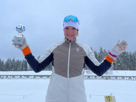 Kirsi kävi talvella liennyttämässä kilpailuviettiaan hiihtokisoissa. Sielläkin hänet nähtiin palkintopallilla.