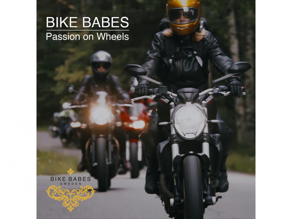 Ruotsalaisen Bike Babes -naismoottoripyöräkerhon uusi tunnusslevy on nimeltään 'Passion on Wheels'.