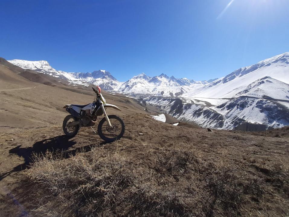 Vain nelitahtiset moottoripyörät ovat sallittuja Nepalissa. Taustalla Annapurnan vuoristoa.
