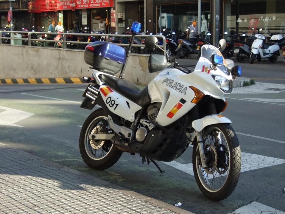 Espanjalainen poliisimoottoripyörä Huelgassa 2010. Kuva: Vibria, Wikimedia Commons.