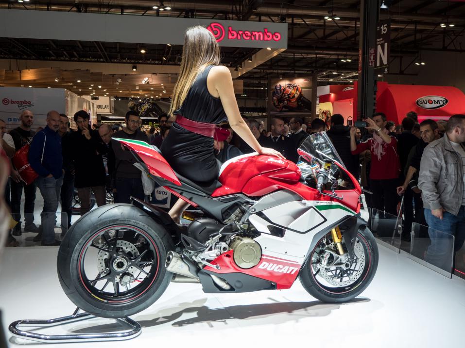 Ducatin uusi hieno V4 Panigale herätti ansaittua kiinnostusta Milanon messuilla.
