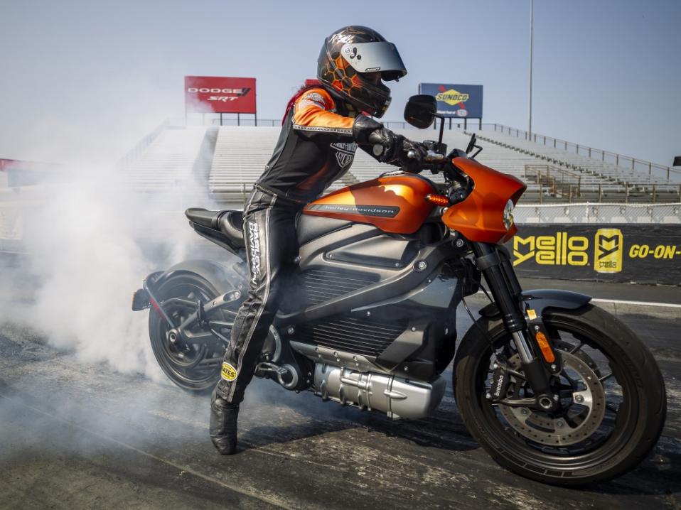 Angelle Sampey tekemässä burnoutia Harley-Davidson Livewire -sähkömoottoripyörällä maailmanennätysyrityksen yhteydessä Indianapoliksessa. Kuva: Harley-Davidson.