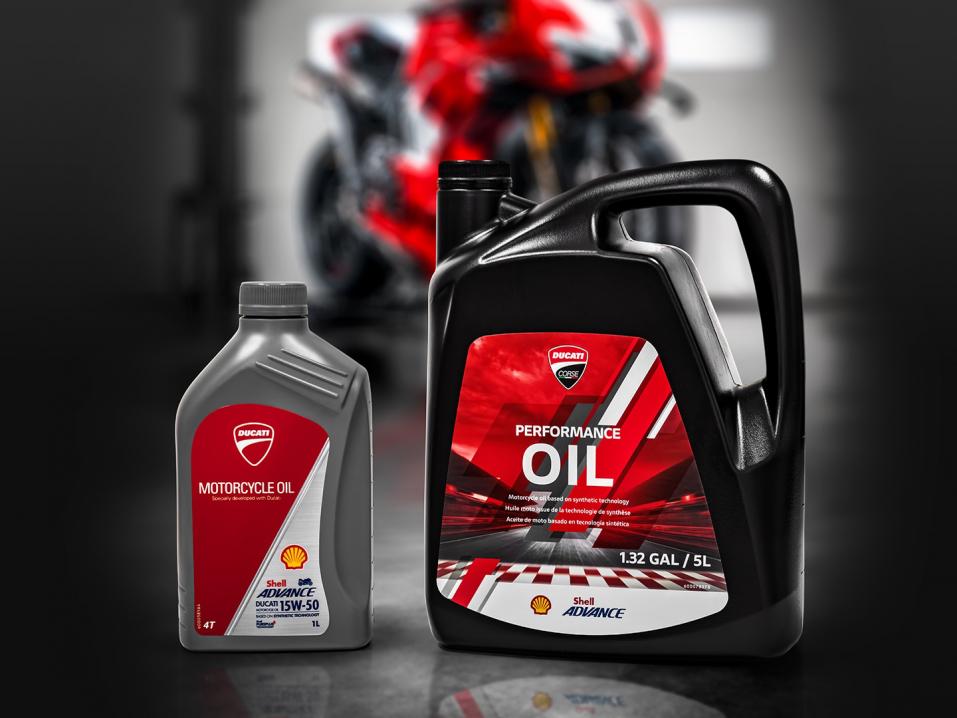 Ducati Corse Performance Oil Powered by Shell Advance -öljyä voidaan käyttää Panigale V4, Streetfighter V4 ja Multistrada RS -mallien Desmosedici Stradale ja Desmosedici Stradale R moottoreissa. Voiteluainetta voidaan käyttää niissä heti ensimmäisestä öljynvaihdosta lähtien ja se antaa 3,5 hevosvoiman lisäyksen maksimiteholla.