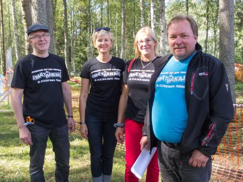 Kuvaan ehtivät vasemmalta: Jarmo Suvanto, Lea Lehtonen, Heli Siisiäinen Juha Bergmanin lisäksi.