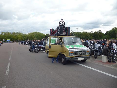 Kuva Pariisiin 2.10. kokoontuneitten moottoripyöräilijöiden mielenosoituksesta.