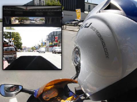 Reevun nykykypärissä on optinen peilijärjestelmä, jonka avulla kuljettaja näkee taakseen vain katsettaan ylös nostamalla. Tulevassa heijastusjärjestelmässä mittaridata heijastetaan peiliin.