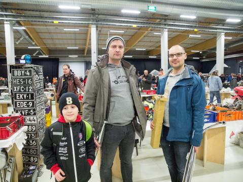 Kuvassa vasemmalta Tuomas Koivusalo, Mikko Koivusalo ja Tuomo Isosomppi tulivat etsimään mopon varaosia ja tekemään heräteostoksia.