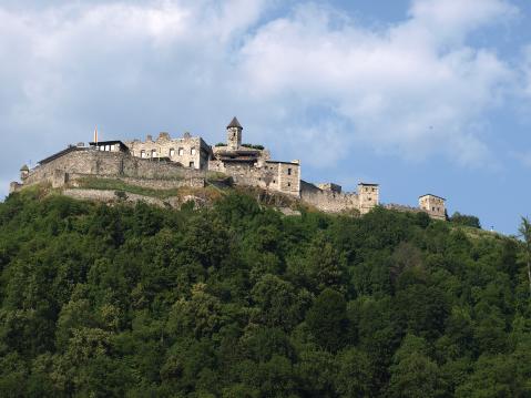 Landskronin linna vartioi Ossiach-järven laaksoa. Linna on perustettu jo 1351.