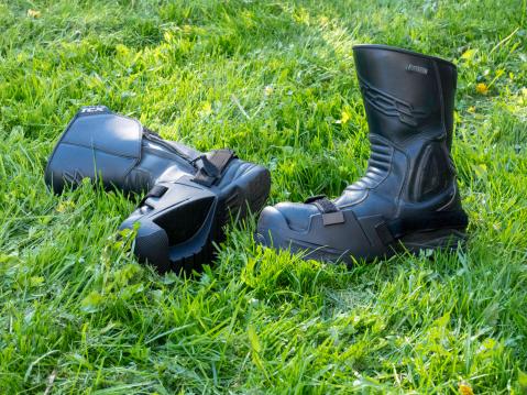 Luvatut 40 mm tulevat bootsien kärkiin. Sisäryrjästä korotusosa puuttuu, jolloin Upbikersit eivät haittaa jarru- tai kytkinpolkimen käyttöä.