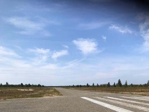 Pokasta löytyy myös asfaltoitu lentokenttä. Kuva Anssi Kivinen.