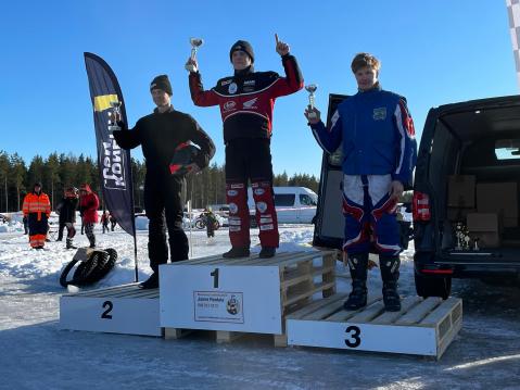 B250-luokan podium: Tuomas Kesti (vas.), Arthon Alanne ja Waltteri Romunen.