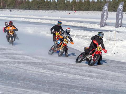 Mika Kallio 36 ajamassa takaa kisaa johtanutta Ville Jauhiaista 33, Mikko Koskista 69 ja Vertti Takalaa 95 kovatasoisessa A450-luokan osakilpailussa.