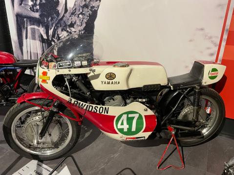 Tällä pyörällä Jarno Saarinen voitti pronssia vuoden 1971 MM-kilpailussa 250cc luokassa.
