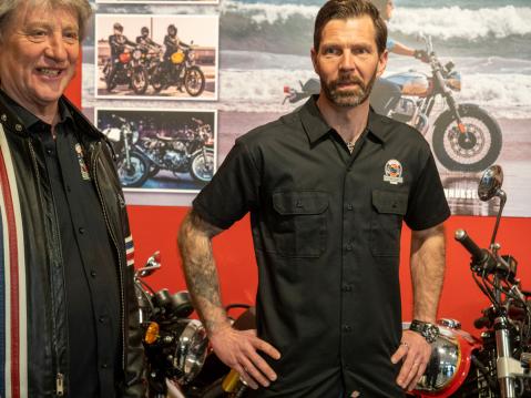 Riku Routo (vas.) ja Janne Ahonen, joka aloitti työt Moottoripyörämuseolla pari kuukautta sitten.