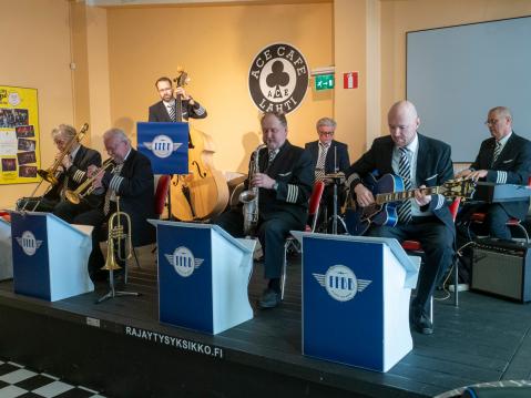 Finnairin lentokapteenit soittivat taustalla Glen Miller -tyylistä musiikkia. 