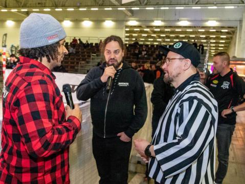 Aleksi Halen ja Harri Moisio haastattelemassa MP Motoball:in tuomaria.