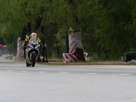 Erno Kostamo voitti näytöstyyliin IRRC Superbike -luokan lauantaina ajetun osakilpailun, yli 13 sekunnin erolla.