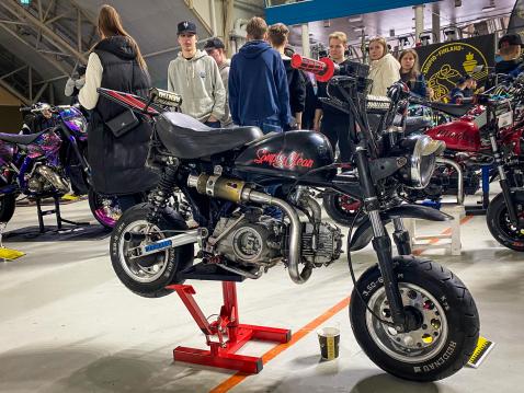 Tuomaksen pyora on kevari, vuosimallin 2016 125 cc Skyteam Monkey.