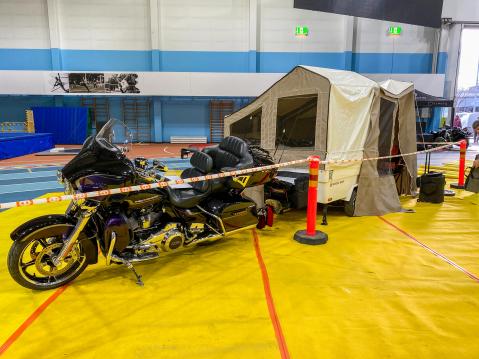Harley-Davidson ja telttakärry.