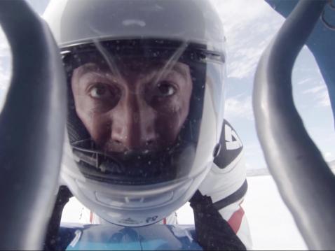 Run across the Moon: Scott Kelb pyörän ohjaimissa Bonnevillessä. Aika ahtaalta näyttää.