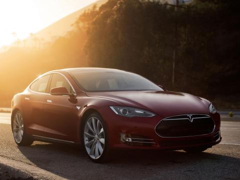 Tesla sahkoautossa on yksittaisia kennoja tuhatmaarin. Kuvituskuva.