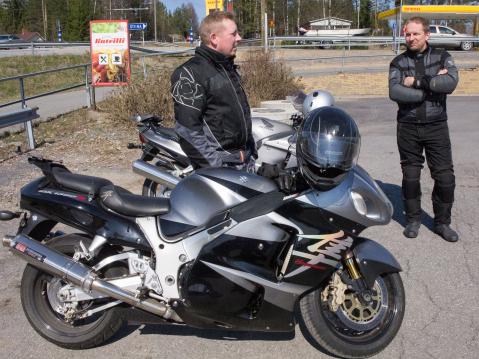 Tommi Turunen (kuvassa vasemmalla) ja Jouni Turunen. Hayabusa ja Blackbird näyttivät nauttivan keväisestä päivästä siinä missä miehetkin.