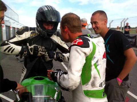Superbike-kuskit Mika Laaksonen ja Aleksi Kyllästinen puivat kisan tapahtumia.