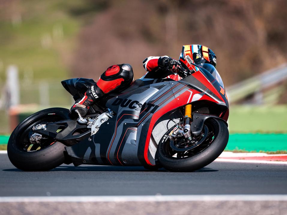 Alex De Angelis käskyttämässä Ducatin MotoE -pyörä V21L protoa Vallelungan radalla.