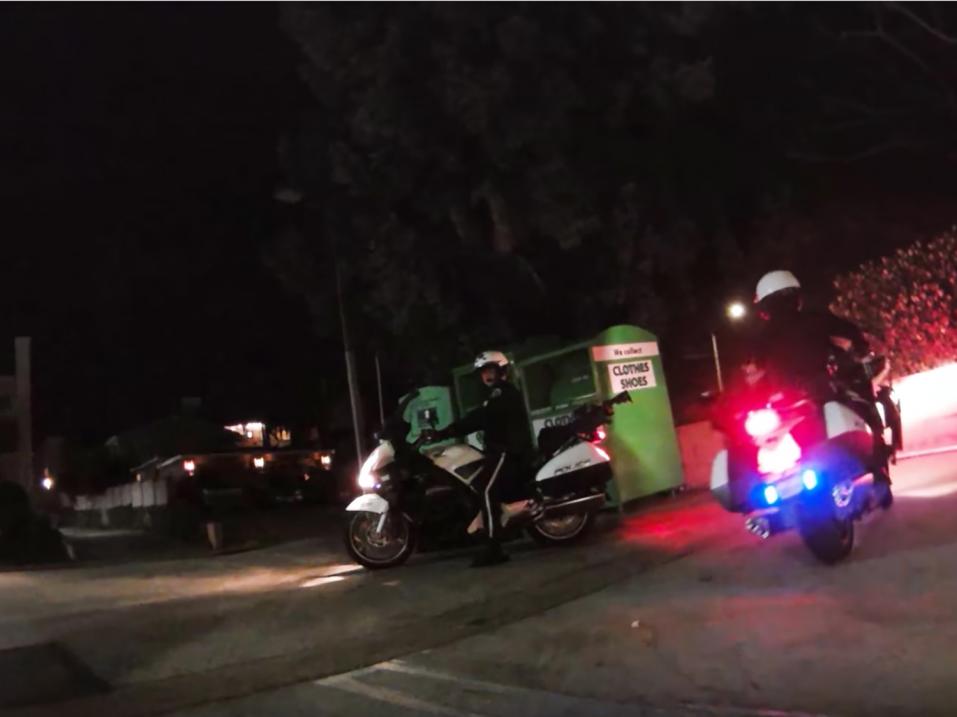 Kaksi moottoripyöräpoliisia törmäämässä Torrancessa Kaliforniassa.