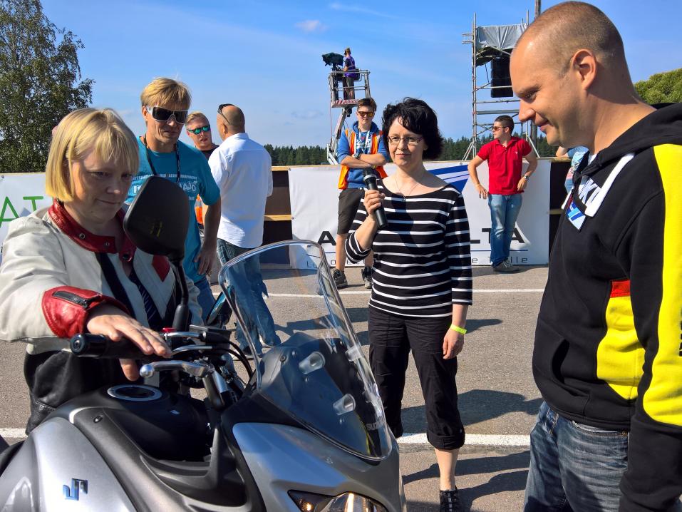 Sirkku valitsi voittopyöräksi Suzukin DL650 moottoripyörän. Voittopyörään tutustumista Suzukin maahantuojan edustajan Janne Jousikallion opastamana.