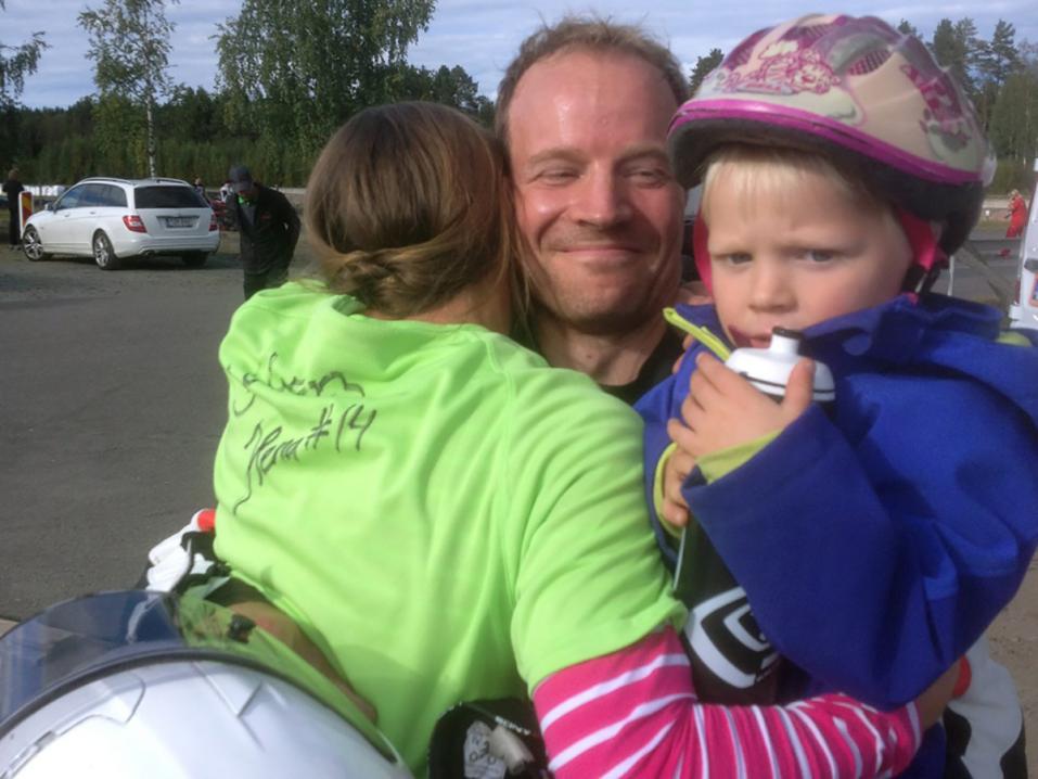 Superbike-lähdön voittanut Aleksi Kyllästinen saa onnittelut heti kisan jälkeen koko perheeltään.
 