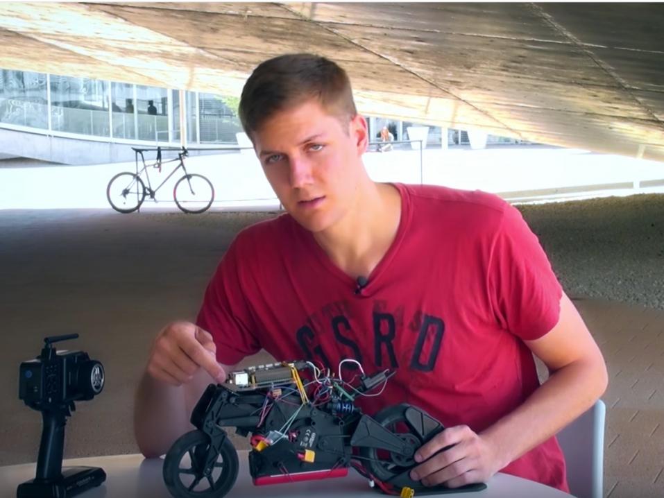 Eric Unnervik ja hänen rakentamansa autonomisen moottoripyörän miniproto.