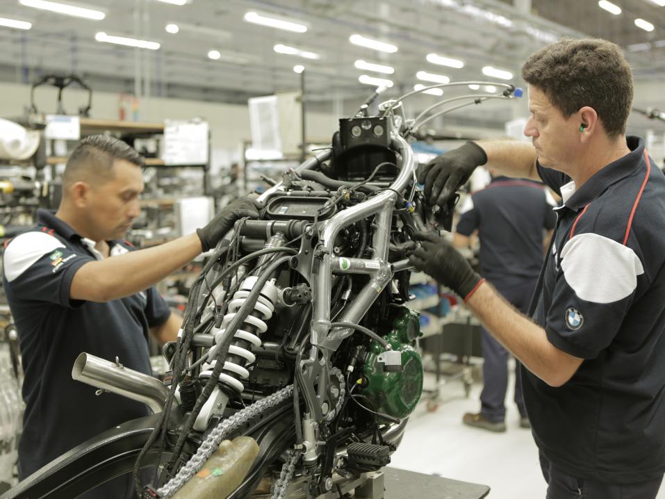 Kuva on BMW Motorradin Manauksen tuotantolaitokselta.