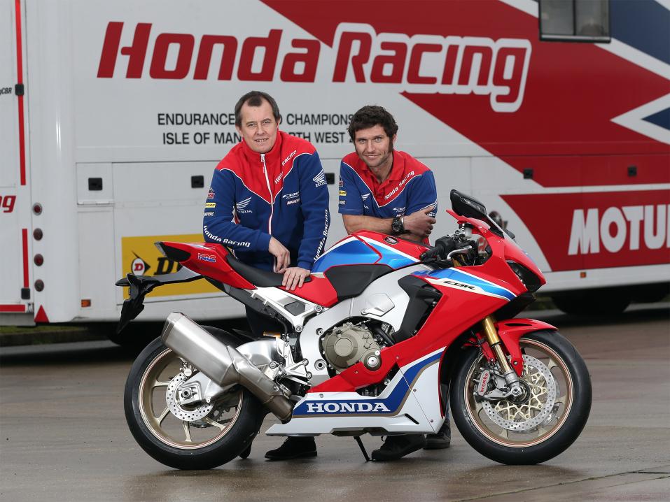 23-kertainen Mansaaren ajojen voittaja John McGuinness (vasemmalla) ja Guy Martin.