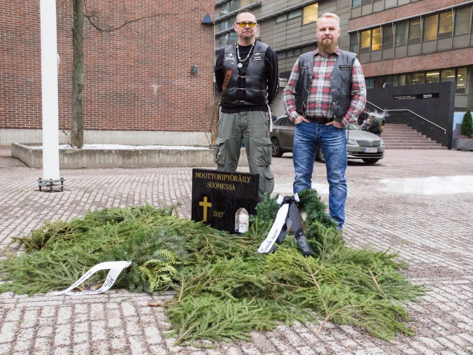 Toni Jokio ja Jan Horsmalahti sekä Moottoripyöräilyn hauta perjantaiaamupäivällä.