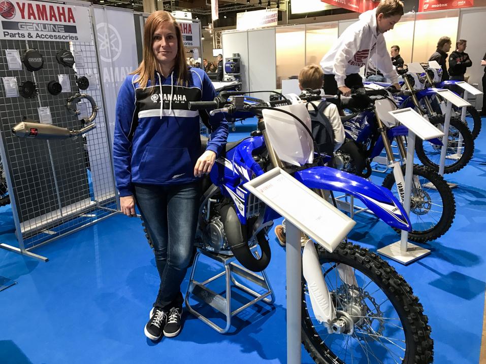 Marita Nyqvist ja kisatyökalu Yamaha YZ125.