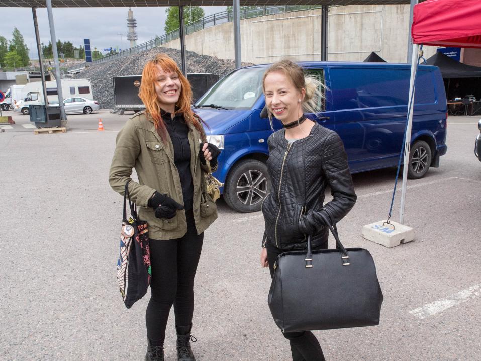 Tamperelaiset Avelia (kuvassa vasemmalla) ja Janina tulivat kylmään Helsinkiin kokeilemaan moottoripyörälläajoa perjantaina.