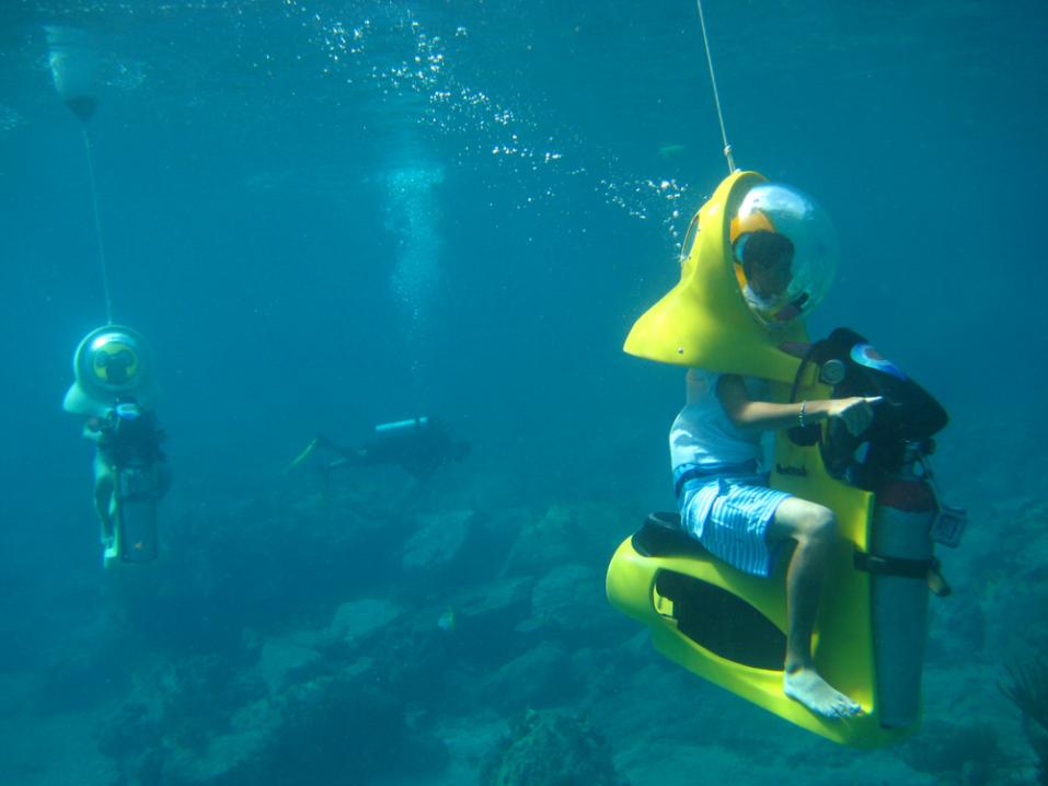 Vedenalaista skootterilla-ajelua. Kuva BOSS Underwater Adventures