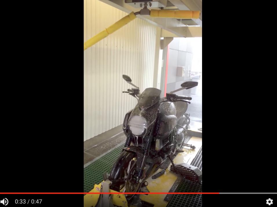 Automaattinen moottoripyörän pesulinjasto työssä.