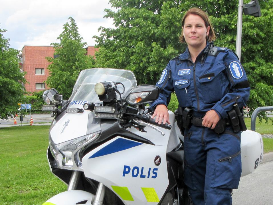 Sari Hukkanen läpäisi kolmantena naisena Suomessa moottoripyöräpoliisikurssin pääsykokeen.