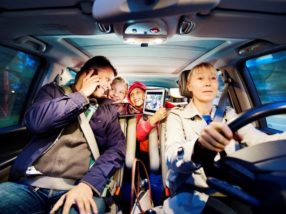 Kuljettaja keskittyy ajamiseen - muut voivat hoitaa somettamisen. Kuva: Nina Mönkkönen/Liikenneturva.
