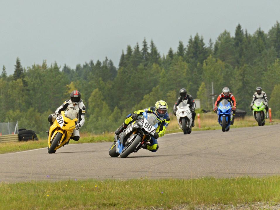 Kuvassa superbiken kärkikaksikko Jani Rättö (nro 98) ja Magnus Collin (nro 90) kisan tiimellyksessä