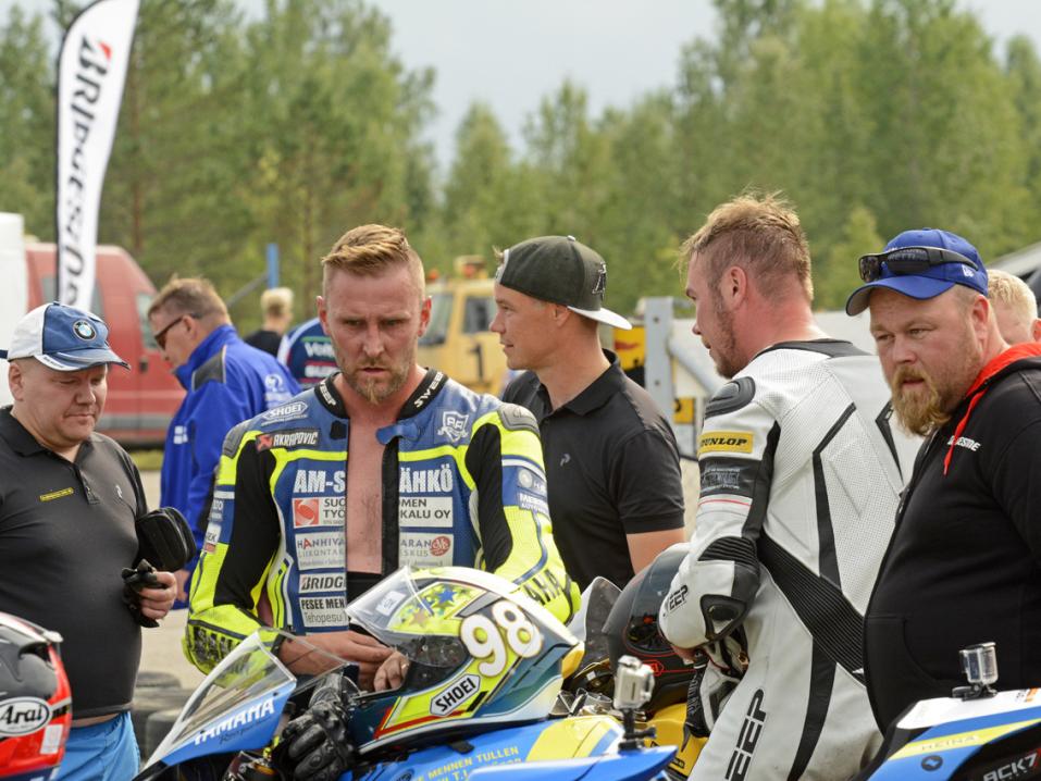 Kuvassa superbiken pistekärki Jani Rättö vasemmalla ja sarjakakkonen Magnus Collin oikealla.