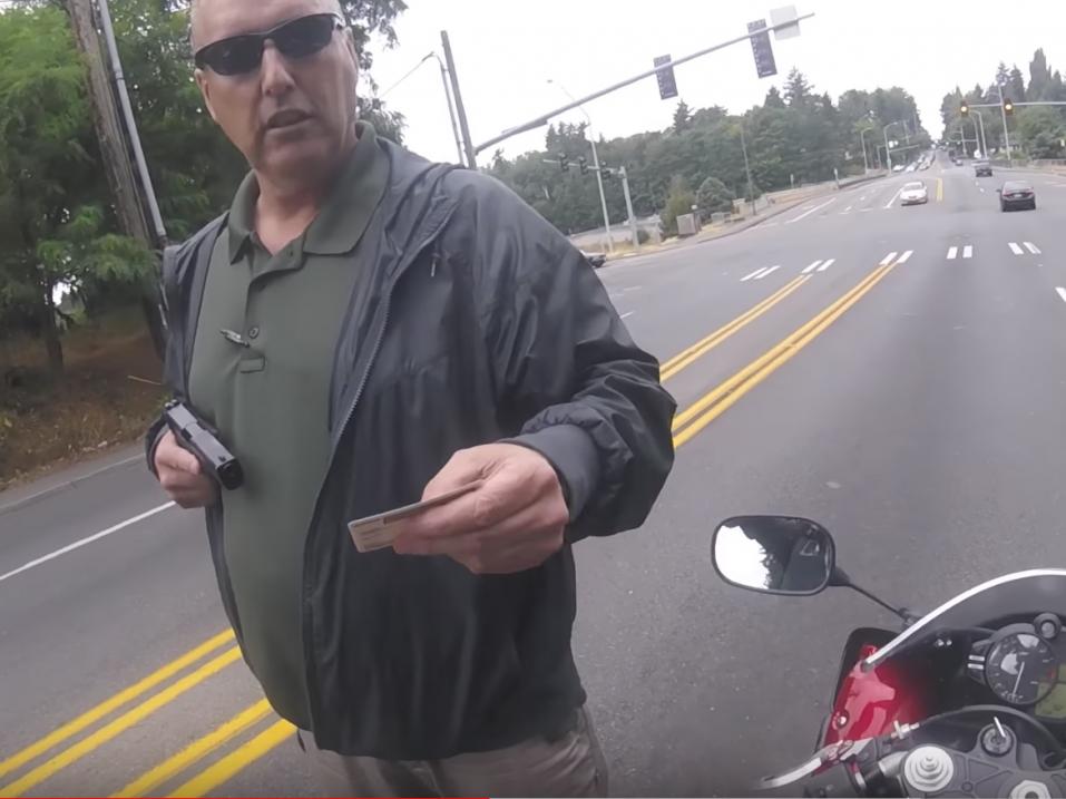 Pelottava tilanne: siviiliasuinen poliisi yllättäen osoittelemassa virkamerkkiä näyttämättä moottoripyöräilijää.