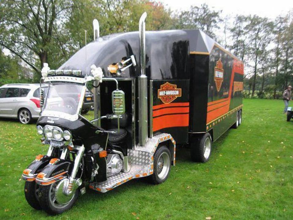 Harley-Davidson-trike veturina ja vähän isompi perävaunu. Trike-rekka?