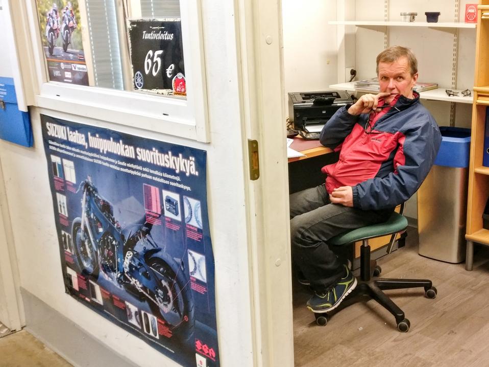 Yksi suomalaisen ratamoottoripyöräilyn suurista nimistä, Eero Iekki Hyvärinen, lopettaa mp-huoltonsa ja jää eläkkeelle. Kuva Aarne Saali.